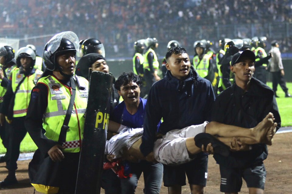 En matchdelegat för fotbollskatastrofen i Indonesien döms till 18 månaders fängelse.