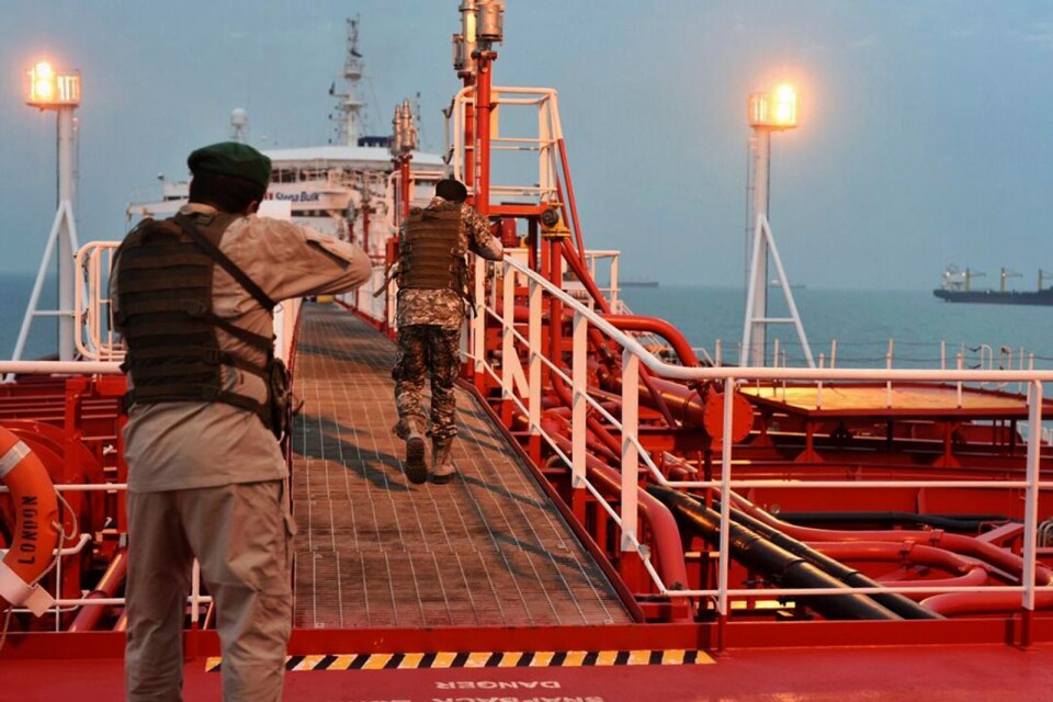 Läget i Persiska viken har trappats upp efter att ett svenskägt fartyg under brittisk flagg beslagtagits av Iran för tre veckor sedan.