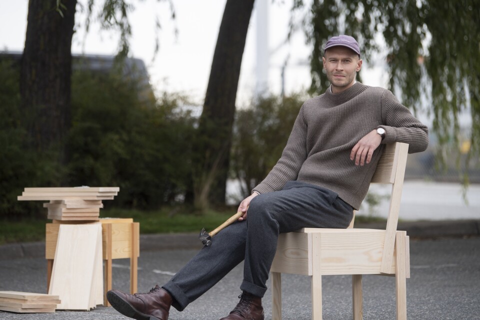 Erik Eje Almqvist började snickra egna möbler. Hans "fårstol" är en lätt försvenskad variant av den mest ikoniska stolen som Enzo Maris skapade.