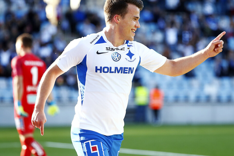 Norrköpings tvåmålsskytt, Simon Skrabb, jublar efter sitt 1–0-mål mot Örebro.