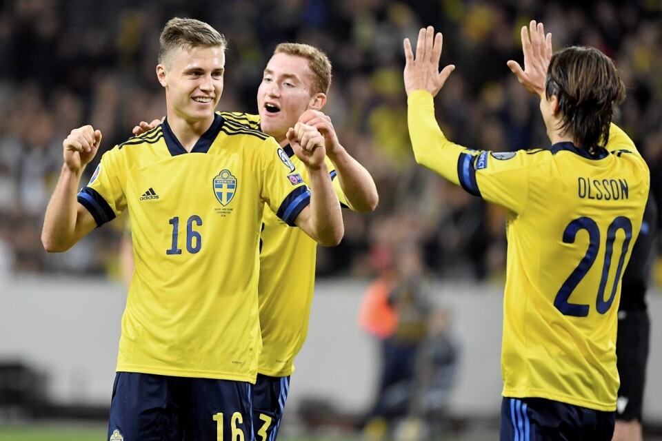 Mattias Svanberg (16) gratuleras av Dejan Kulusevski och Kristoffer Olsson efter sitt 2-0-mål mot Färöarna på Friends arena. Foto: Jessica Gow/TT