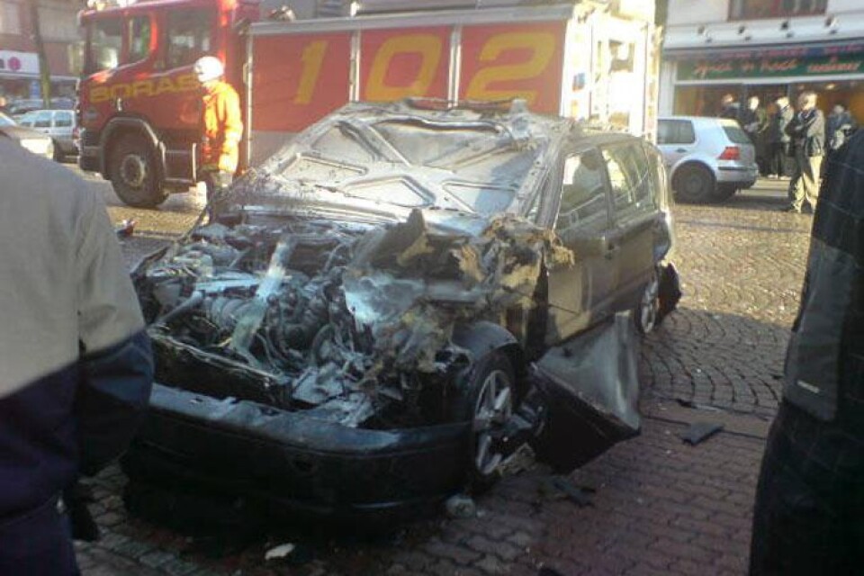 En personbil bröjade brinna men elden kunde släckas snabbt.