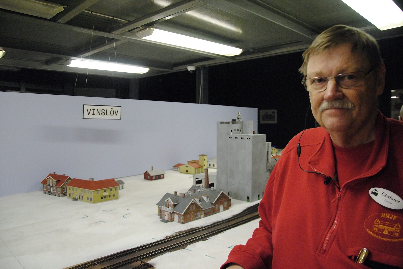 Nu byggs etapp 2 av modelljärnvägen, berättar Christer Ceasar.