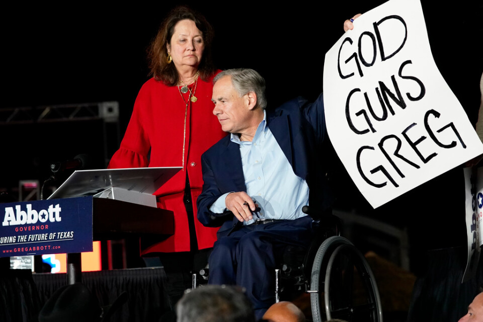 Texas republikanska guvernör Greg Abbott tillsammans med sin fru Cecilia Abbott under ett valmöte i staden Corpus Christi i södra Texas.
