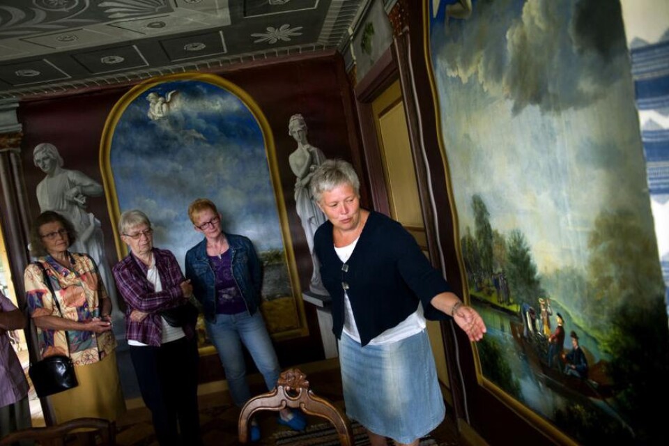 MAGnifikt. Nilla Nilsdotter-Linde guidare åhörarna runt på Erikstorp där Magnus Jönsson, även känd som Olle Montanus i Strindbergs roman Röda rummet, har målat gåramålningar. Motivet i målningen är från det traditionella laxfisket i Mörrumsån den 11 maj.