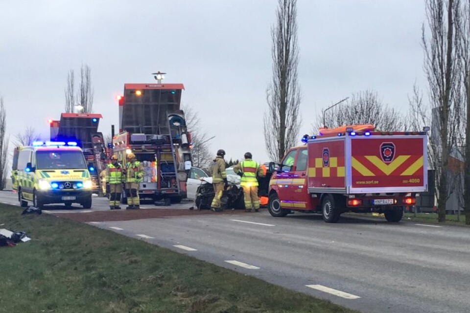 Räddningstjänst och ambulans på plats efter olyckan under torsdagen.