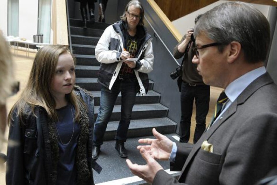 Arkivfoto från mars 2011, då socialminister Göran Hägglund träffade Emelie Olsson och andra drabbade familjer på socialdepartementet med efterföljande presskonferens.