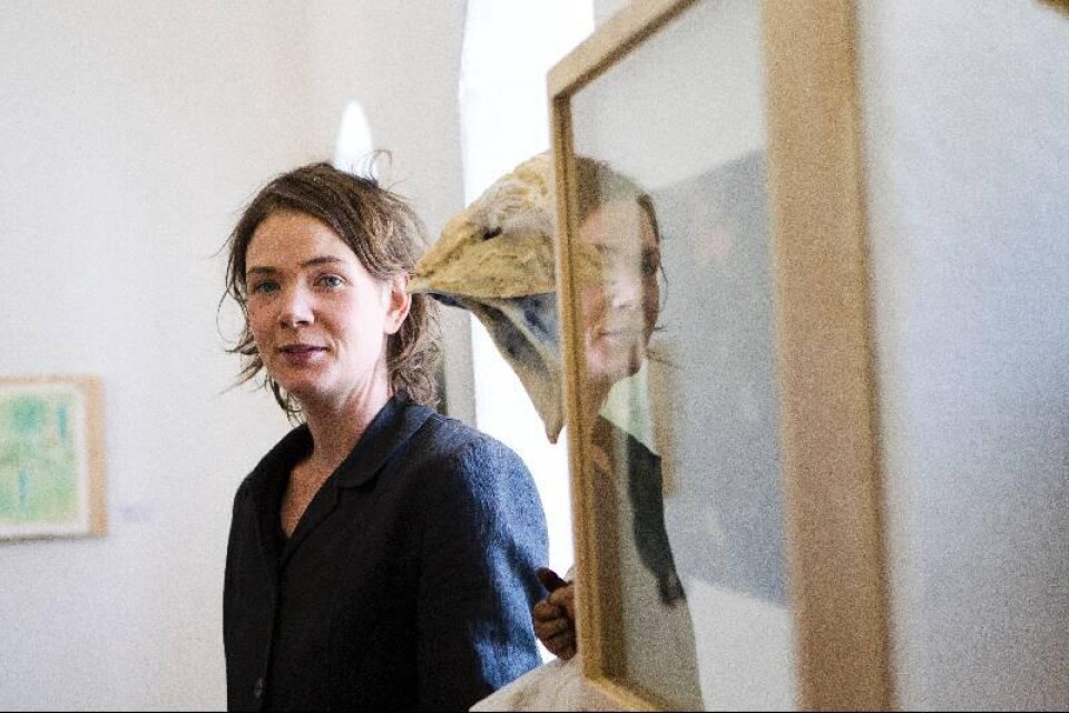Elin Maria Johansson är en av sex nya medlemmar i ÖSKG, hon visar ett av sina konstverk på Tjörnedala.