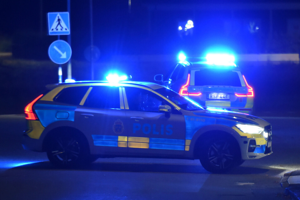 Polisbilar på plats efter detonationen vid en villa i Nyköping.