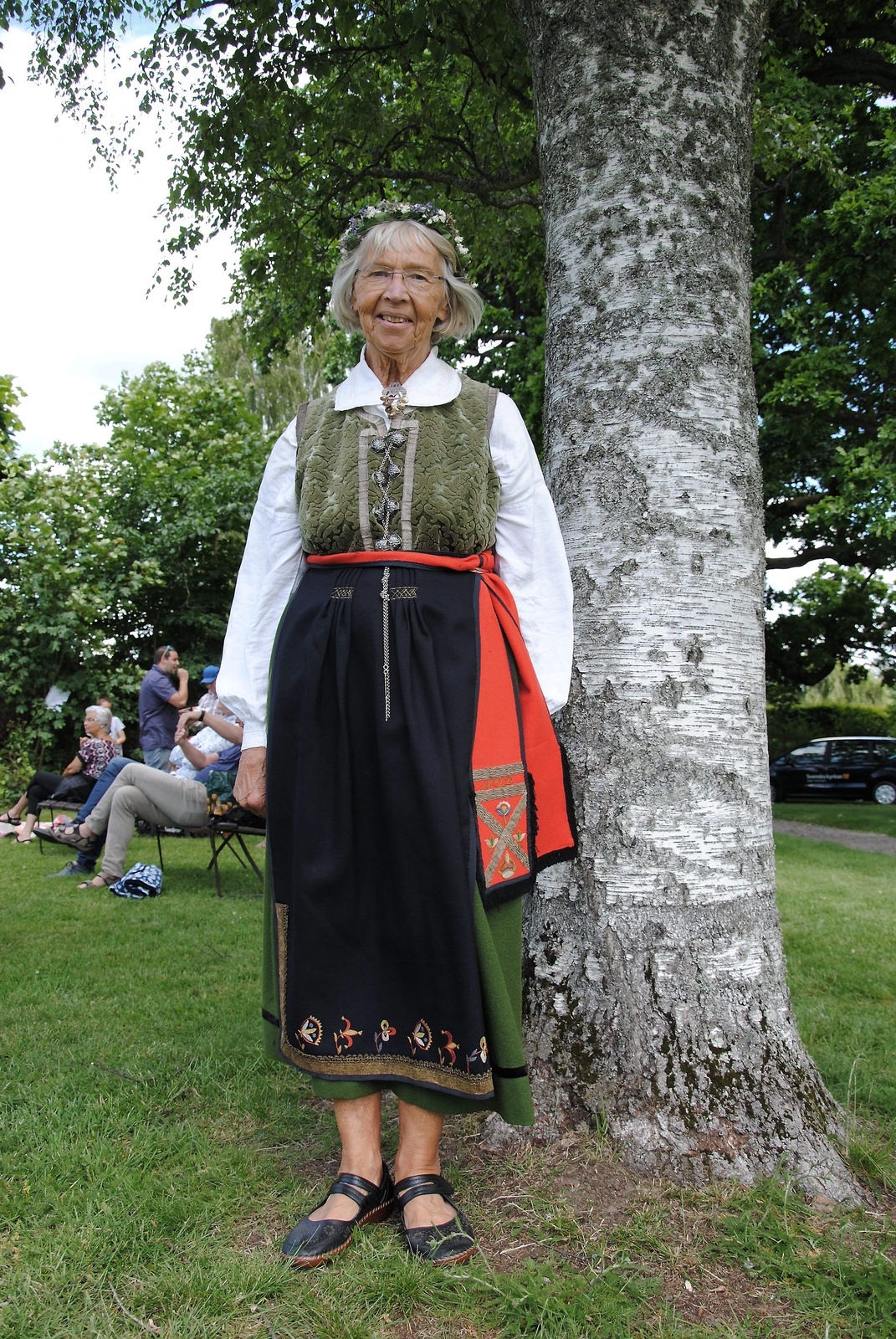 Karin Bråliden i Östra Göinge dräkt från 1940 på Prästängen vid midsommarfirandet i Osby. FOTO: SUSANNE GÄRE