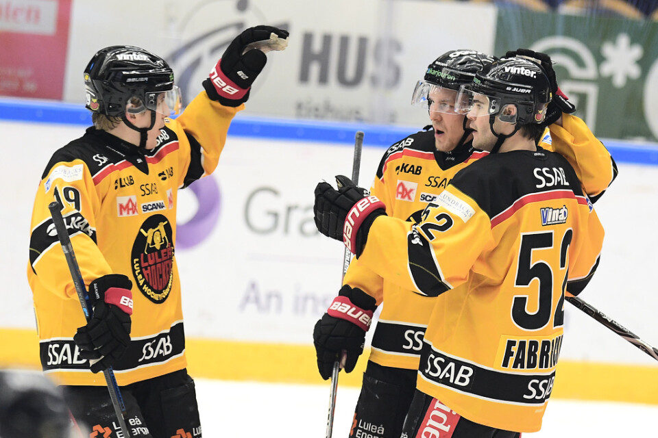 Luleå firar efter ett av målen i 3–0-segern mot HV71.