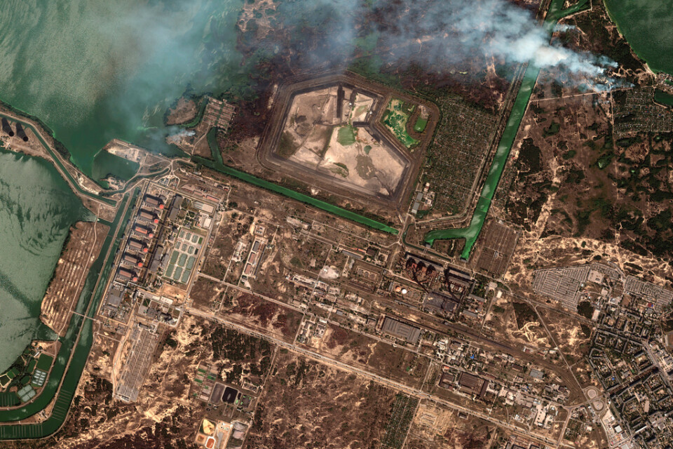 En satellitbild från den 29 augusti visar markbränder vid kärnkraftverket Zaporizjzja i Ukraina. Arkivbild.
