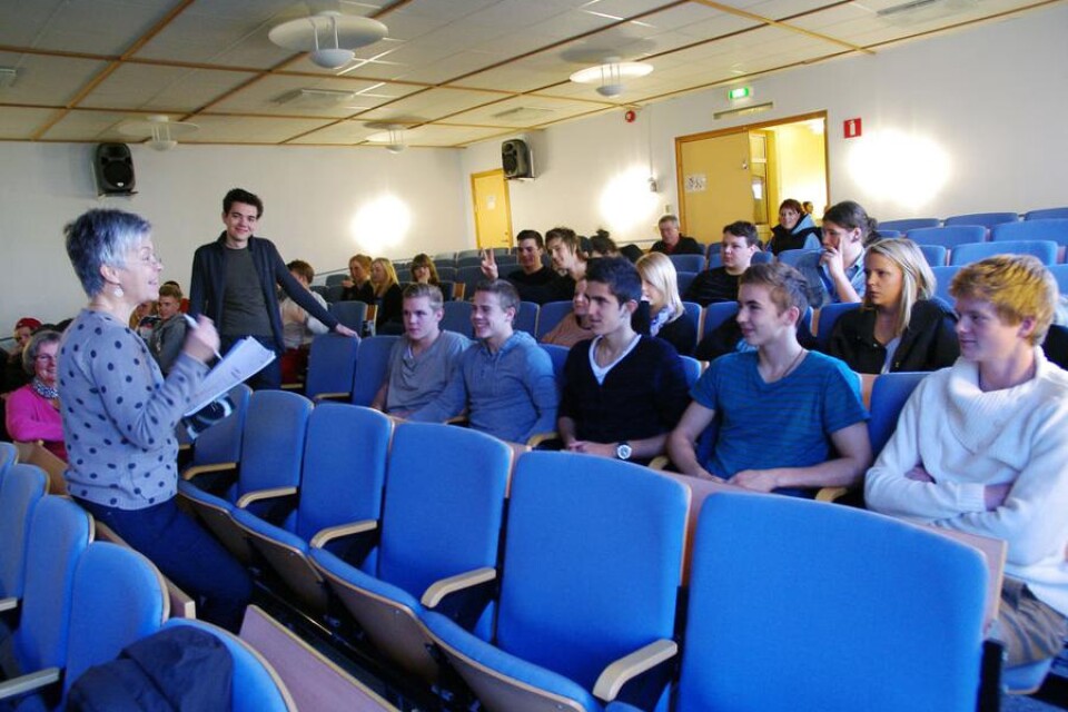 Kulla Persson Kraft berättar med emfas för Wasaskolans elever hur viktigt det är att de fyller i enkäten.
