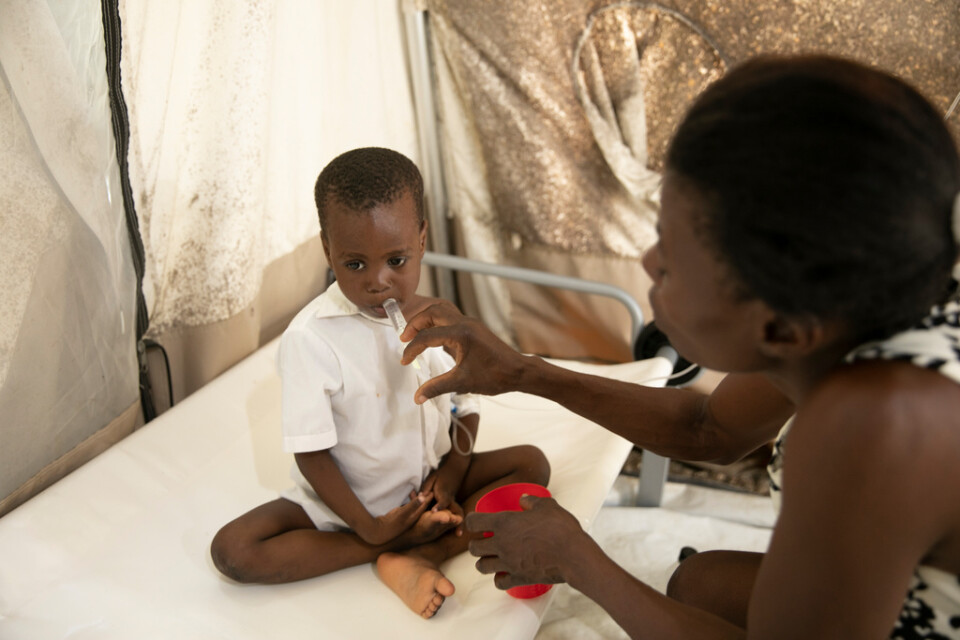 Ett barn vårdas för kolera i Haitis huvudstad Port-au-Prince. Bild från i fredags.