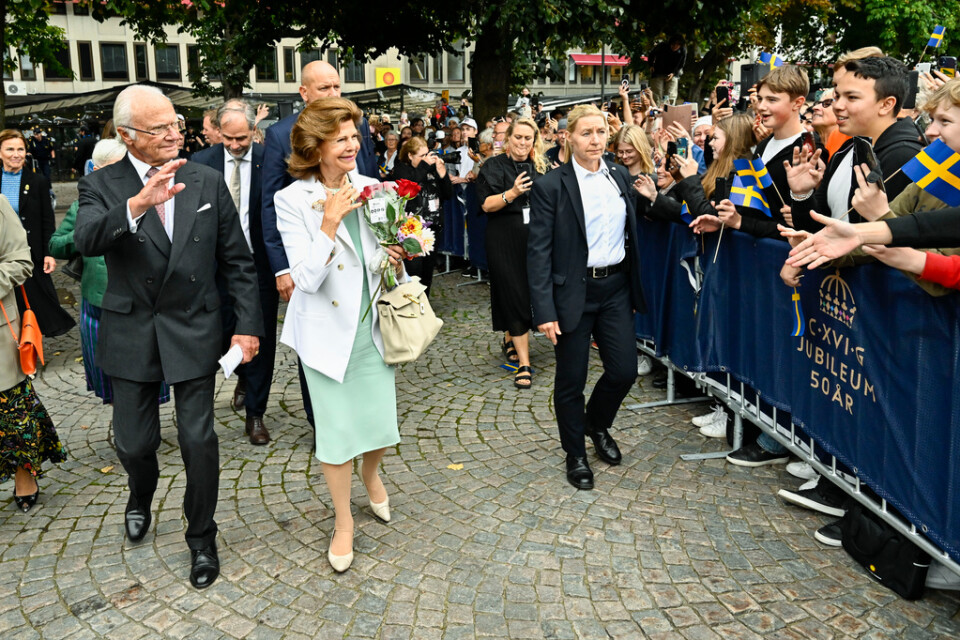 Kung Carl Gustaf och drottning Silvia anländer till Stora torget i Karlstad under parets resa genom landets 21 län med anledning av kungens 50-årsjubileum på tronen. Arkivbild.