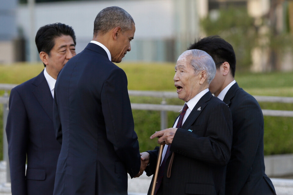 Sunao Tsuboi hälsar på Barack Obama när den dåvarande USA-presidenten besökte Hiroshima i maj 2016.
