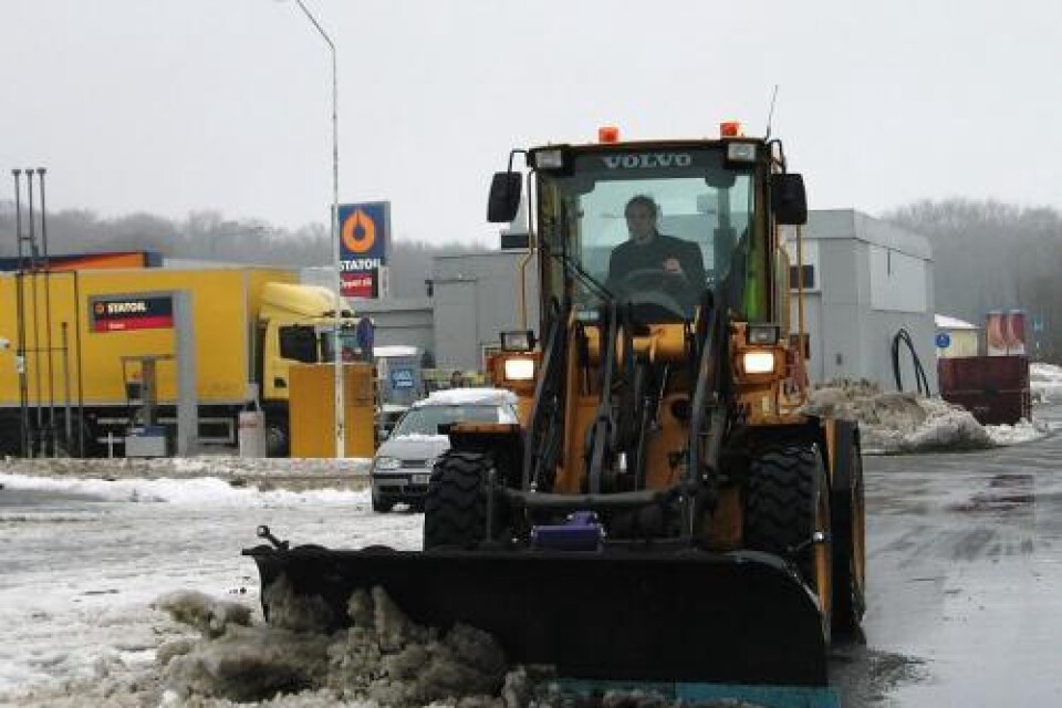 Kämpar mot snön. Energibolaget satte på måndagsmorgonen in 17 maskiner i kampen mot snön. Snön måste bort då väderexperterna talar om kallare väder längre fram i veckan och is är betydligt svårare att ta bort än snö. Foto: Lars Ohlsson