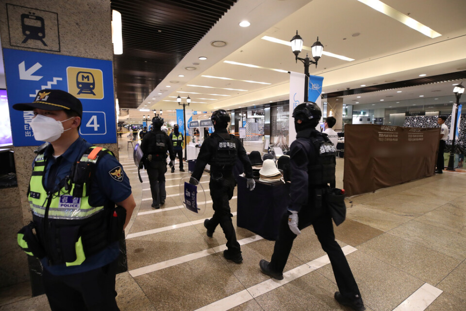 13 människor har skadats sedan en knivbeväpnad man gått till angrepp vid ett köpcentrum i Sydkorea.