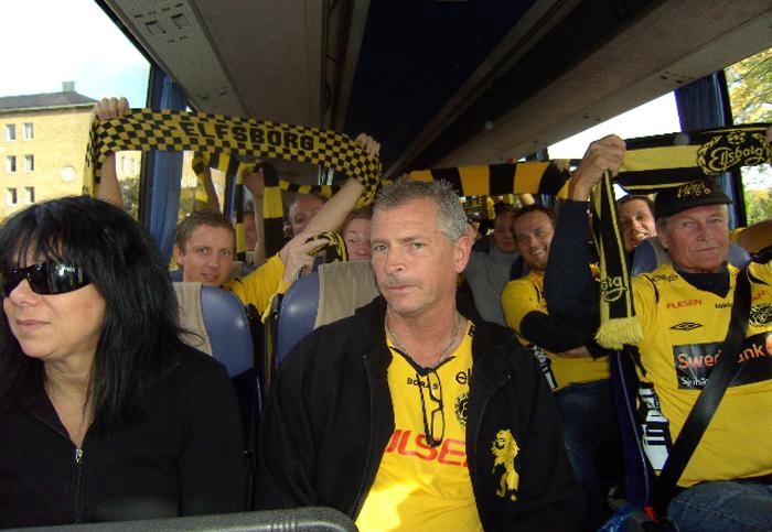 Maj-Lis och Per Johansson på väg mot Kalmar, överallt i bussarna gul-svarta tröjor och halsdukar.