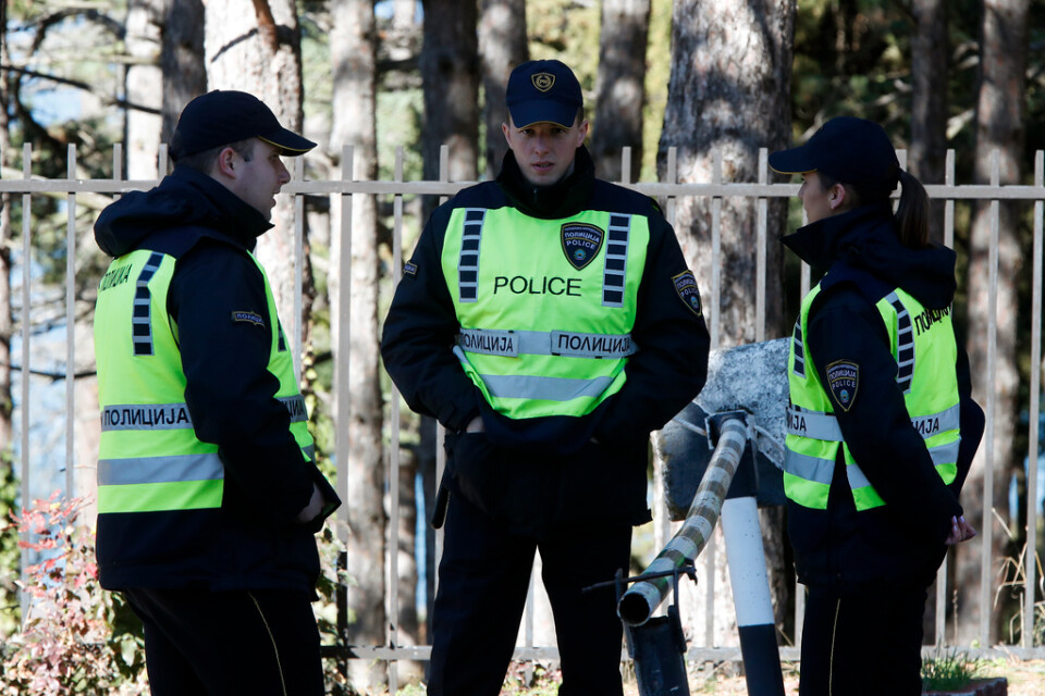 Nordmakedonska poliser vaktar området där Kosovos premiärminister och Serbiens president ska träffas, i staden Ohrid.