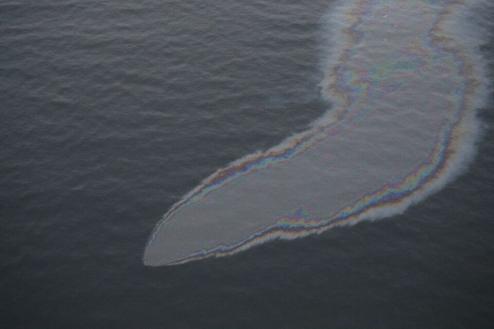 Oljeustläpp från fartyget Finnbirch som sjönk utanför Öland 2006. Efter en operation som kostat 11,5 miljoner kronor tros läckaget vara stoppat. Arkivbild.