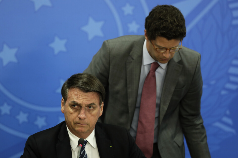 Brasiliens president Jair Bolsonaro (till vänster) tilllsammans med miljöminister Ricardo Salles. Arkivbild.