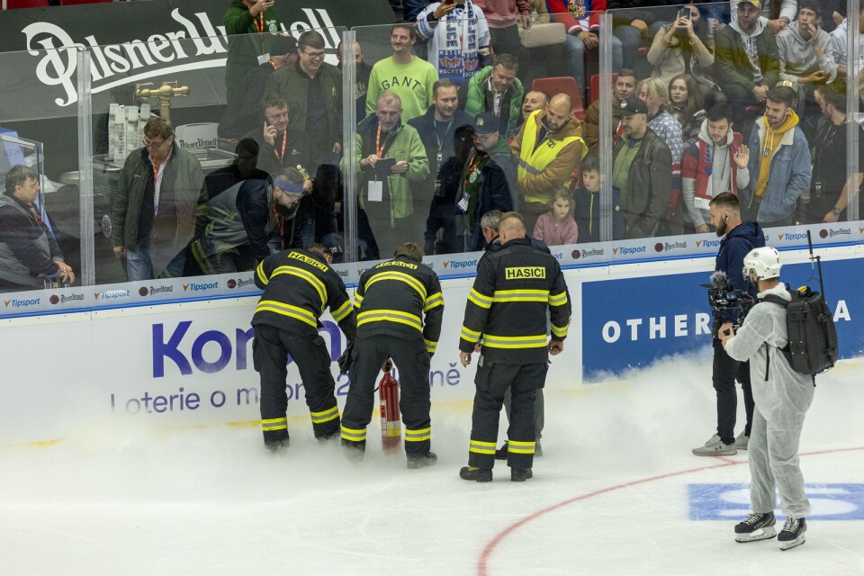 Brandmän på plats för att laga isen under landskampen mellan Tjeckien och Tre Kronor.