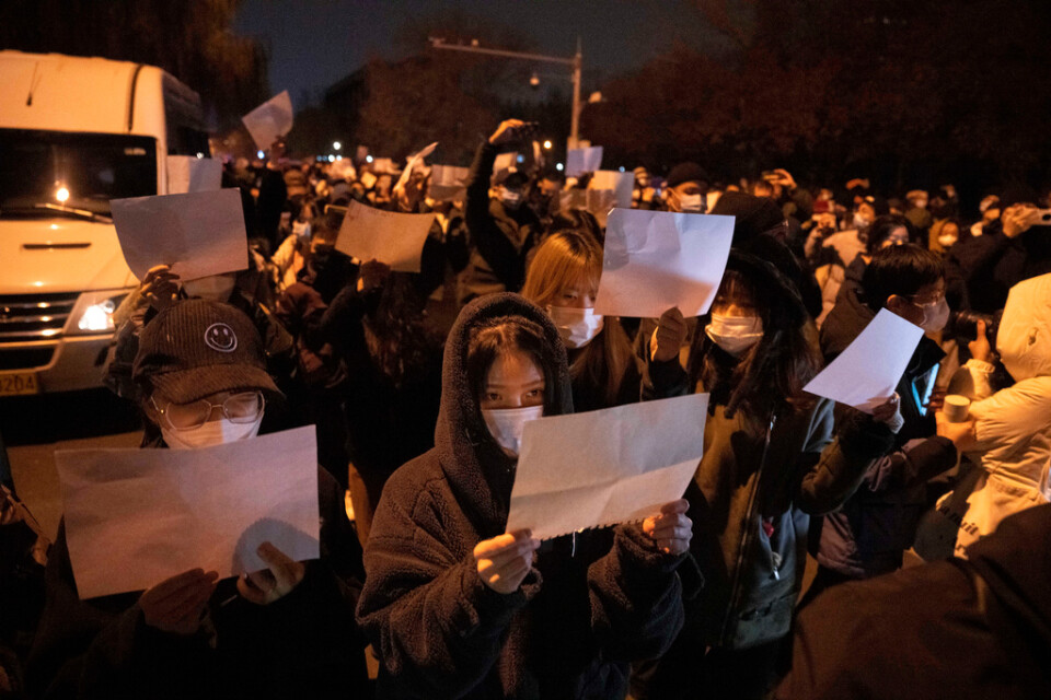 Demonstranter i Peking i söndags. Många håller fram blanka A4-papper i protest mot att det inte råder yttrandefrihet i Kina.