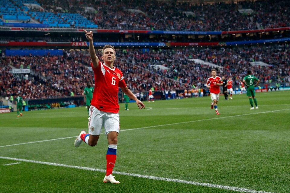 Denis Tjerysjev gjorde två mål när Ryssland vann VM-premiären med 5–0.