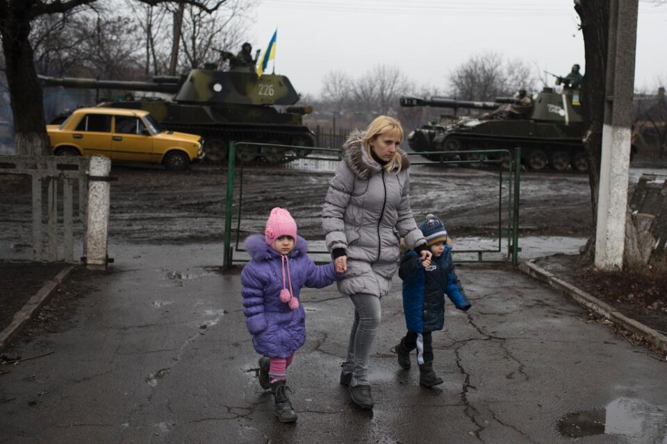 En ukrainsk militär har dödats och tre sårats i östra delen av landet, trots den rådande vapenvilan, uppger militären. En talesperson säger att rebellerna under det senaste dygnet fortsatt beskjuta regeringstruppernas positioner, men att intensiteten i