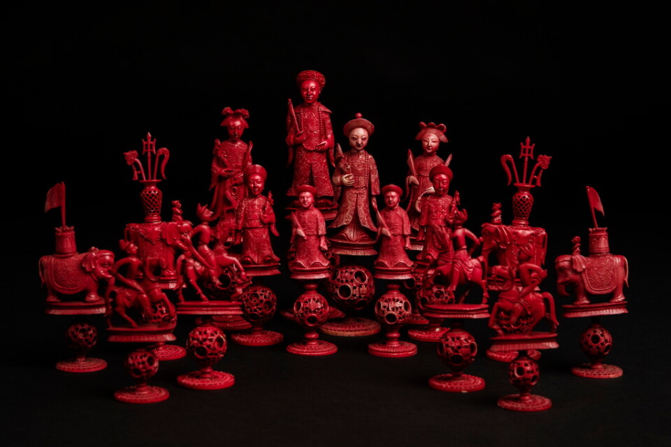 Kinesiska schackpjäser av rödfärgat elfenben. Pressbild.
