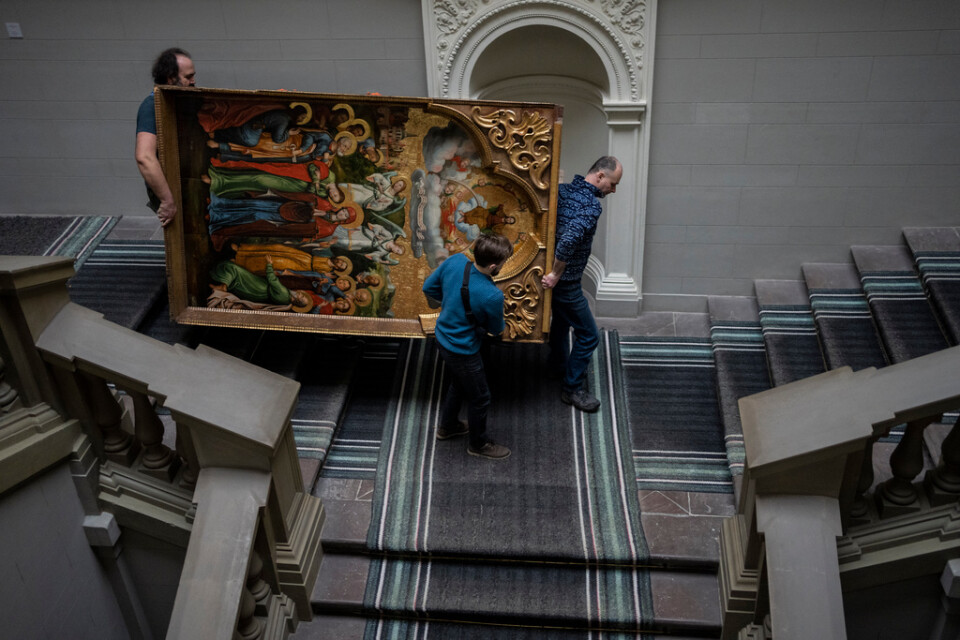 Museipersonal arbetar med att rädda samlingarna vid Andrey Sheptytsky-museet i Lviv.