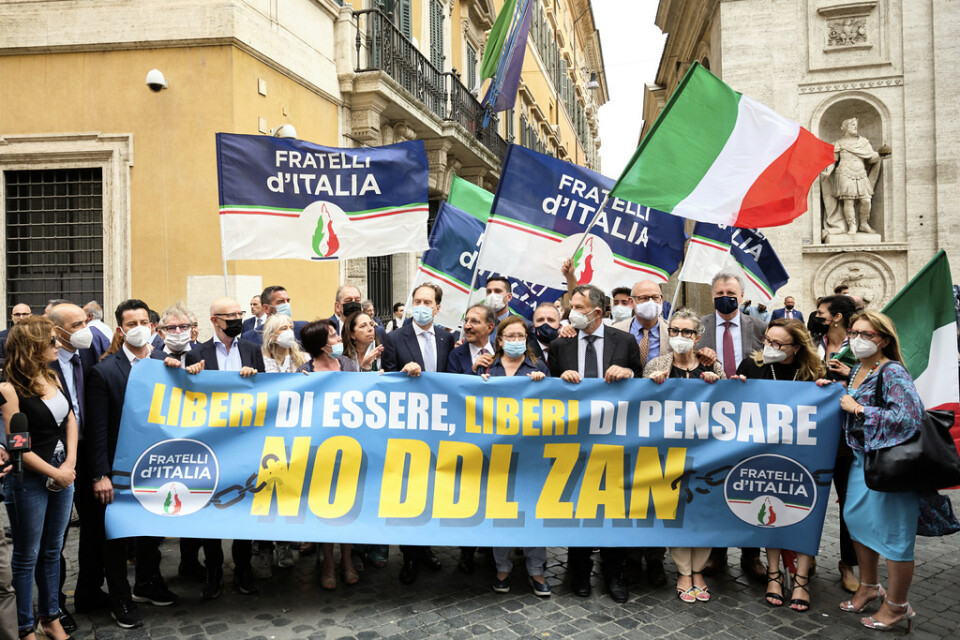 Högerpartiet Fratelli d'Italia – Italiens bröder – vid en demonstration mot lagförslaget mot homo- och transfobi. Bild från i somras.