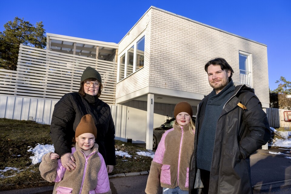 Lina och Lino Borg bor sedan 2015 med barnen Vira och Siri i ett av fyra likadana funkishus i Kolberga.