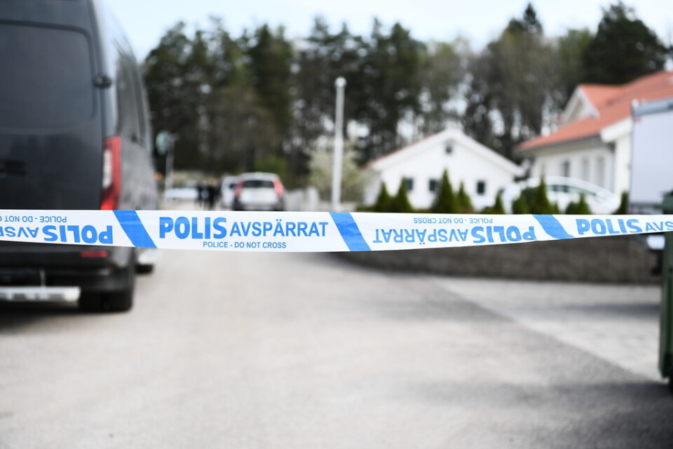 En bil exploderade under natten i Jälla utanför Uppsala. Nationella bombskyddet och polisens tekniker undersöker platsen.