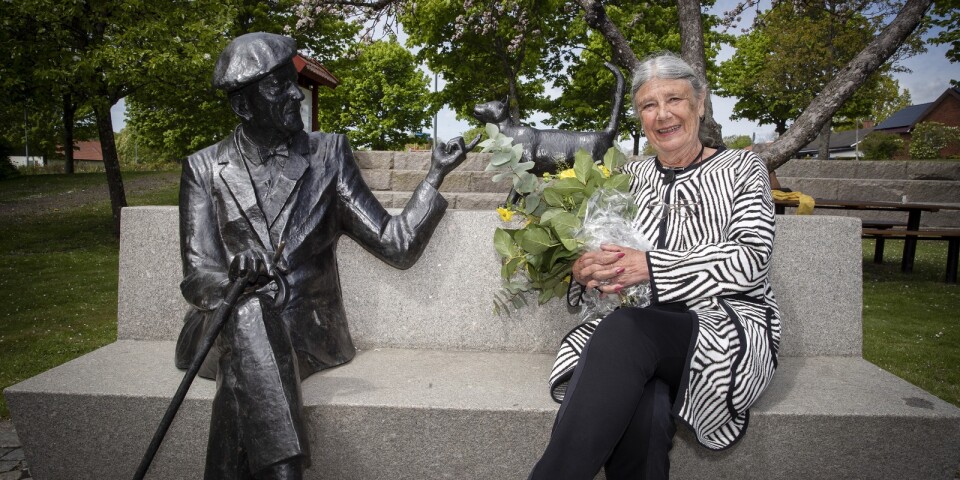 Karin Brunk Holmqvist i fjor i samband med att det offentliggjordes att hon fått priset. Fotograferad utanför Piratenmuséet i sällskap med författarens som skulptur.
