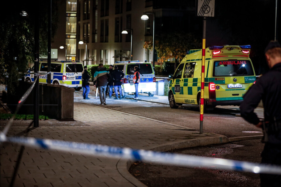 Polis och ambulans på plats i Hammarby sjöstad i södra Stockholm sent på torsdagskvällen.