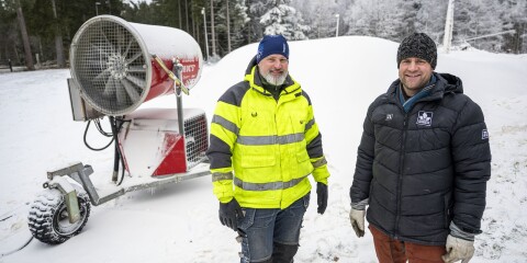 Karlskrona SOK kör sedan i lördags med sina snökanoner för att få till längdspår i skogsområdet vid Dackestugan ovanför Rödebybacken. På bilden från vänster Fredrik Nilsson och Robert Hedman.