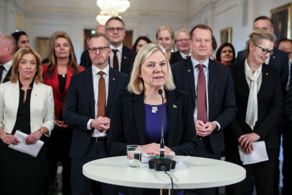 Statsminister Magdalena Andersson tar in ministrar utan riksdagserfarenhet och försvagar därmed den folkvalda institutionen.