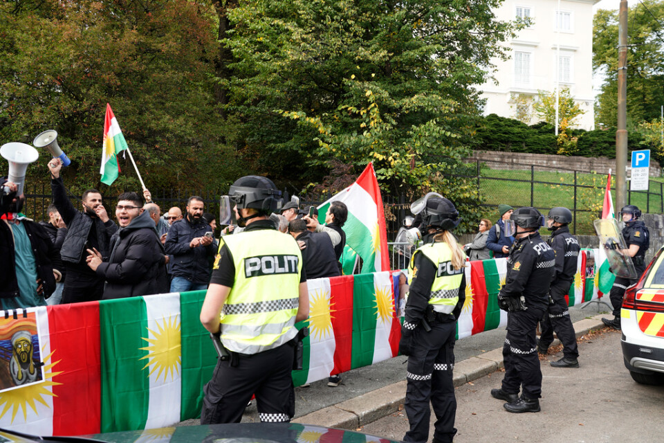 Demonstranter och poliser vid Irans ambassad i Oslo