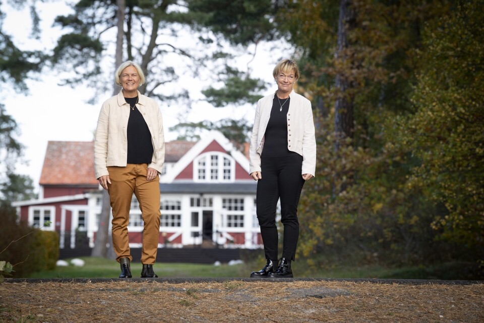 Ulrika Jonsson, 54, och Lena Ernberg, 53, träffades på tennisklubben i Gävle, utan att veta om att bådas hjärtan klappade lite extra för Hällevik. Drygt 30 år senare kan de bästa vännerna se tillbaka på en riktig häftig resa tillsammans.