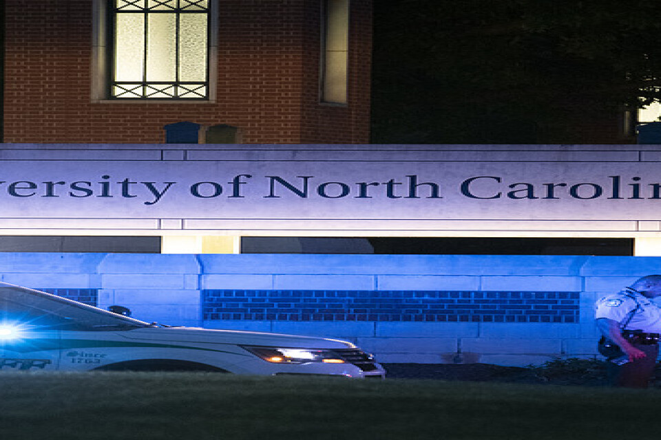 Polis utanför University of North Carolina i Charlotte, USA, i tisdags, då två personer sköts till döds.