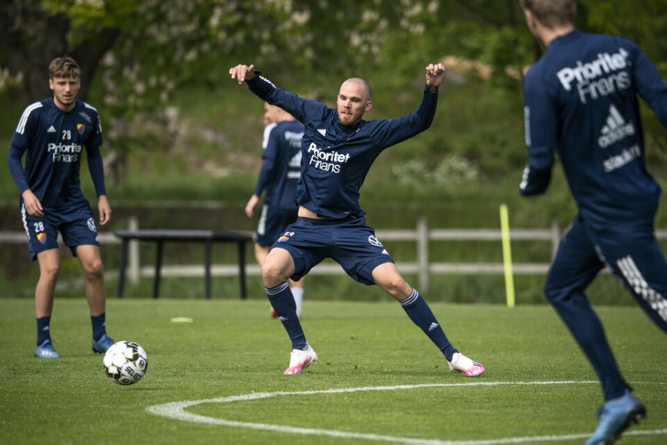 Marcus Danielson tränar med Djurgården medan han inväntar besked om den kinesiska ligan.
