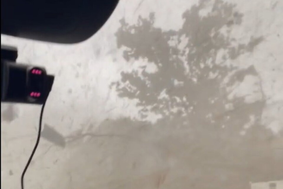 Cody Coombes filmade tornadon när den drog förbi hans skåpbil.