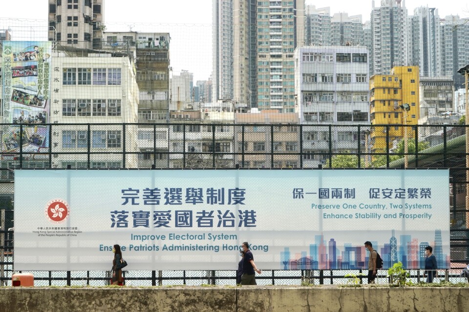 Myndigheterna i Hongkong gör reklam för den nya reformen av regionens valsystem, på en gata i Hongkong den 30 mars.