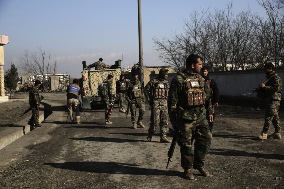 Säkerhetsstyrkor i närheten av flygbasen Bagram i Afghanistan efter onsdagens attack.