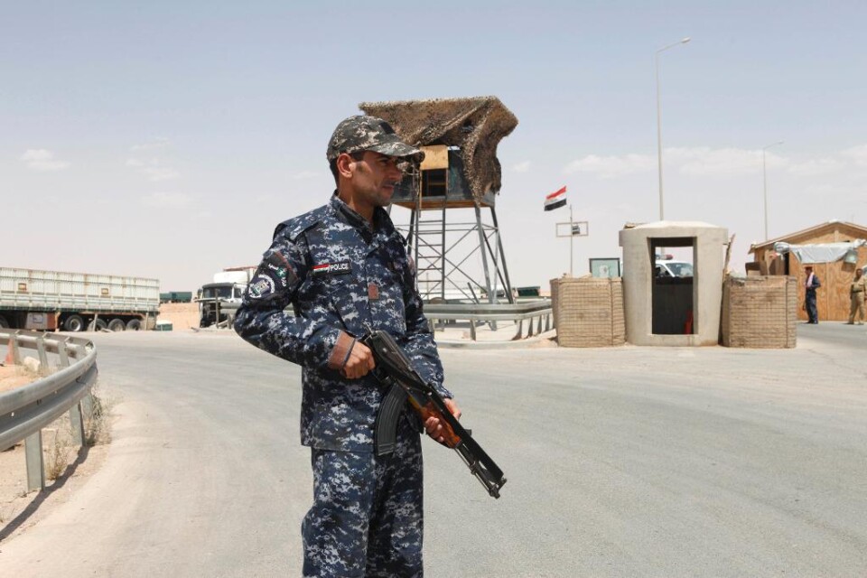 Den extrema jihadistgruppen Islamiska staten (IS) kontrollerar nu båda sidor av en viktig gränsövergång mellan Irak och Syrien. Jihadisterna inledde belägringen på den irakiska sidan av gränspassagen, al-Walid, sedan regeringsstyrkor och gränspolis över