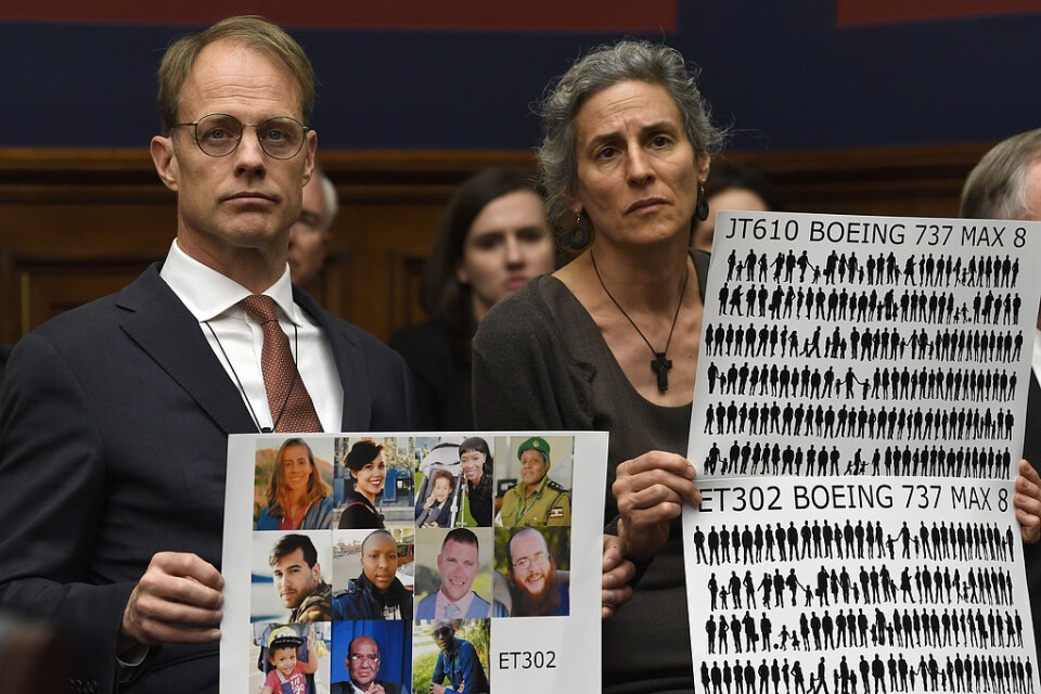 Många är upprörda över hur 737 Max-frågan har hanterats. Här håller anhöriga till kraschoffer upp plakat vid ett utskottsmöte i Washington häromveckan.