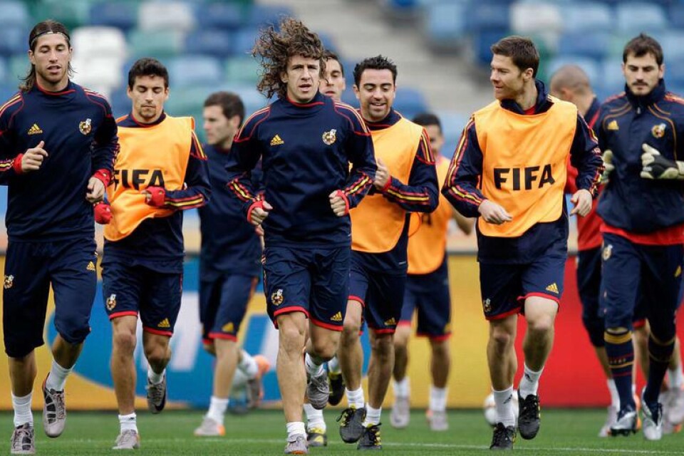 Spanjorer i fokus. Här syns Sergio Ramos, Pedrito, Carles Puyol, Xavi Hernandez, Xabi Alonso, och Iker Casillas på en träning inför VM-premiären.
