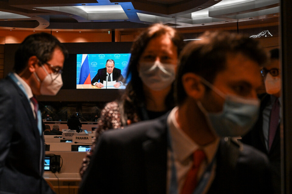 Ett fåtal diplomater stannade kvar när den ryske utrikesministern Sergej Lavrov talade via video på en säkerhetskonferens i Genève.